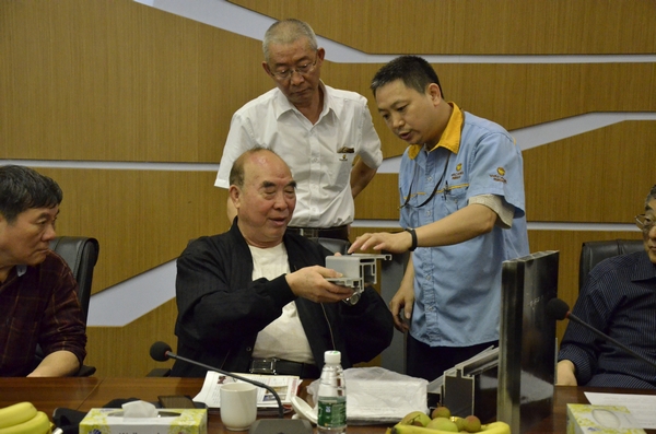 南宫NG28召开专家照料团座谈会
