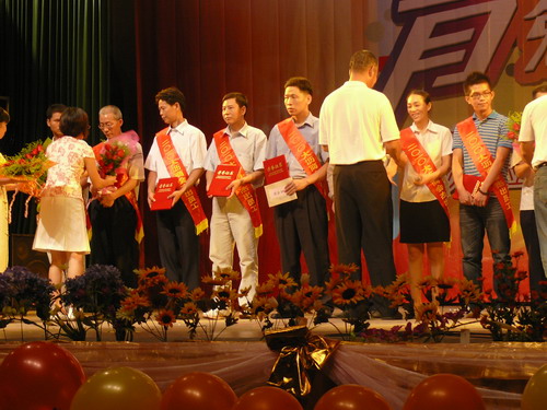 我公司加入——2010大沥商会“贺中秋，，，，，，迎国庆”暨表扬优异员工文艺晚会