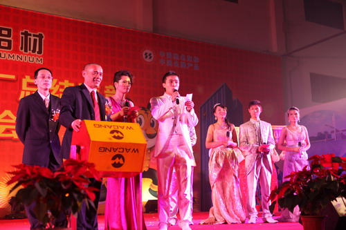 灯火绚烂欢喜会，，，，，，龙腾南宫NG28盛世宴  我公司举行2011年度总结表扬暨联欢晚会-伟昌铝材