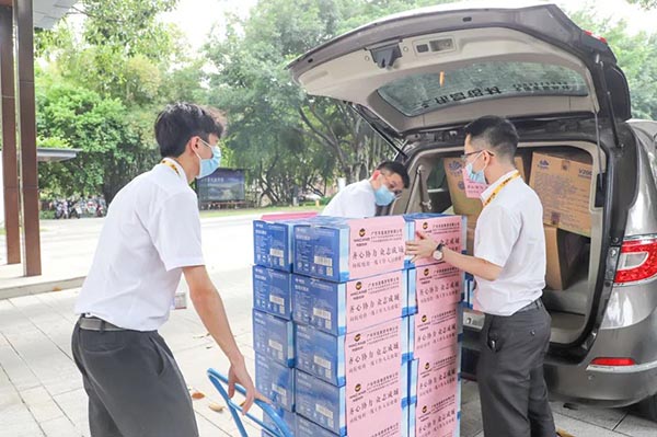 南宫NG28集团向大浩湖社区捐赠防疫物资和生涯用品