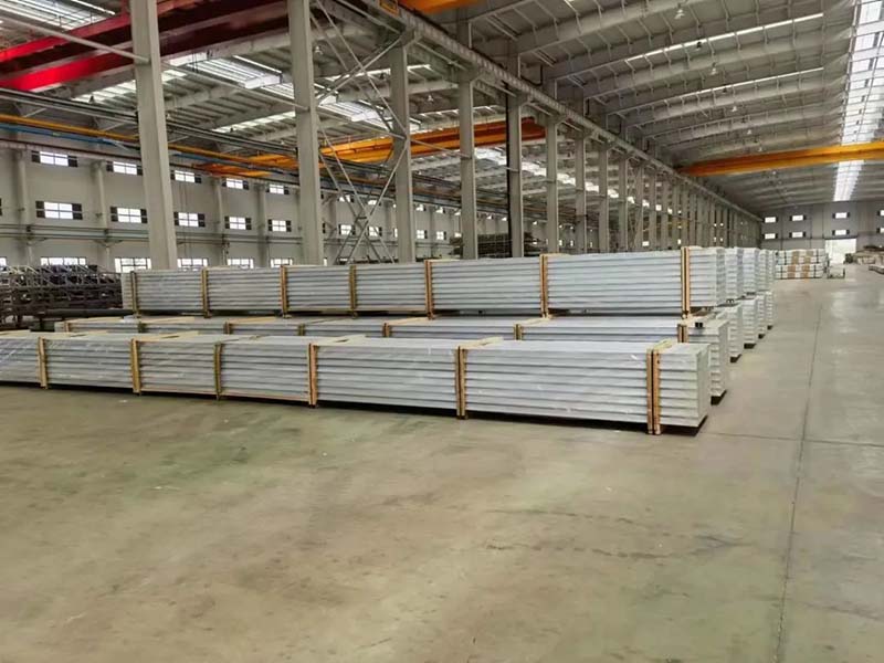 南宫NG28铝材厂房内建材摆放整齐